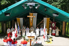 Festgottesdienst zum 1.000 Todestag des Heiligen Heimerads auf dem Hasunger Berg (Foto: Karl-Franz Thiede) Festgottesdienst zum 1.000 Todestag des Heiligen Heimerads auf dem Hasunger Berg (Foto: Karl-Franz Thiede)